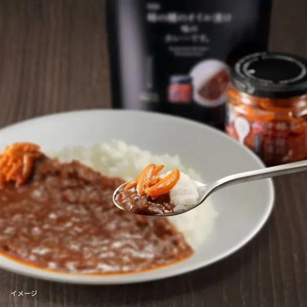 阿部幸製菓「柿の種のオイル漬け味のカレーです やみつきにんにくラー油味（中辛）」160g